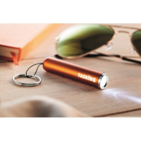 Lanterna din plastic, unde corpul include o sursa de lumina care ilumineaza logo-ul gravat