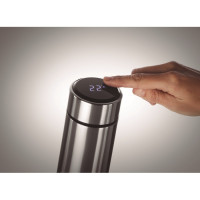 Sticla vidata cu perete dublu, din inox. Are un termometru tactil, cu LED incorporat deasupra capacului