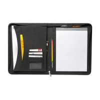 Mapa neagra din piele cu placuta metalica pe coperta, include caiet notite, suport pentru acte, carti de vizita si intstrumente de scris. Se face set cu articolele AP752092 si AP752093.